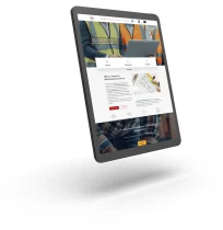 Un tablet che visualizza un sito web dedicato all'edilizia, con persone che indossano giubbotti di sicurezza e elmetti, con sezioni visibili per i servizi e la navigazione sullo schermo. Il tablet sembra galleggiare su uno sfondo bianco.