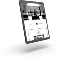 Lo schermo inclinato di un tablet mostra una pagina web in bianco e nero con il testo 